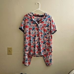 Medium Pajama‎ Set with pockets the bottoms are Capris